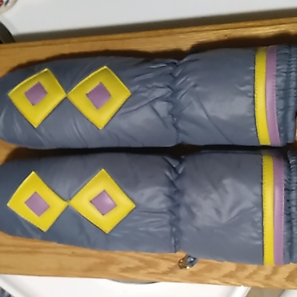 REALLY COOL VINTAGE RETRO SNOW MITTS-(like new).